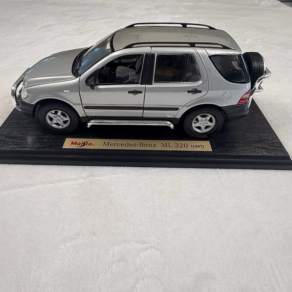 Maisto 1997 Mercedes Benz ML 320 Silver 1:18 Diecast SUV 31847